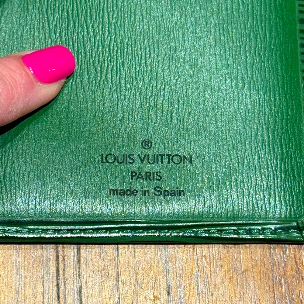 Authentic Louis Vuitton in leafy Green Epi Long Wallet. Like-new! - Picture 5 of 11